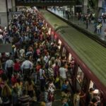 Users of the Caracas Metro walked through the tracks due to system failures