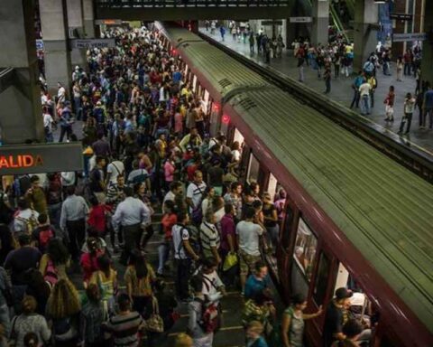 Users of the Caracas Metro walked through the tracks due to system failures