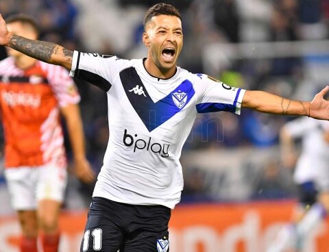 Vélez thrashes a Students full of substitutes and gets into the round of 16