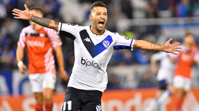 Vélez thrashes a Students full of substitutes and gets into the round of 16