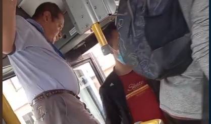 [Video]: SITP driver grabbed passengers, got off the bus and user took the wheel