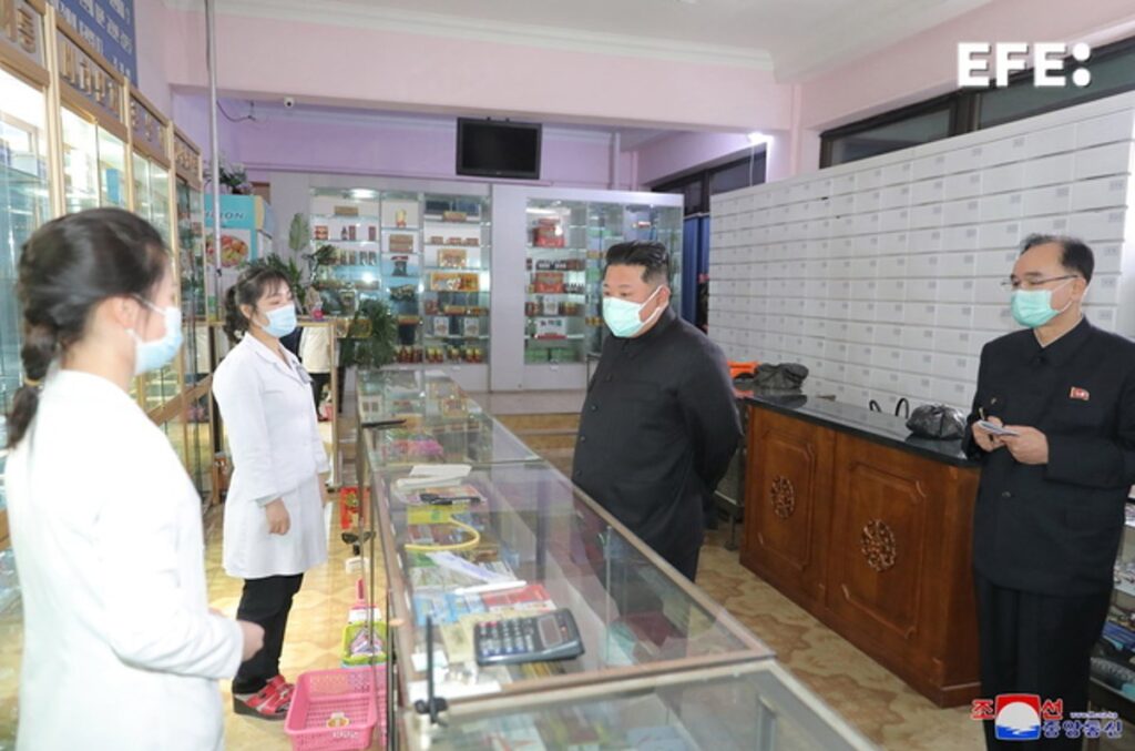 El líder norcoreano Kim Jong-un (c) en una visita a una farmacia en Pyongyang, en medio del actual brote de COVID-19 en la nación asiática. Foto: EFE / EPA / KCNA.