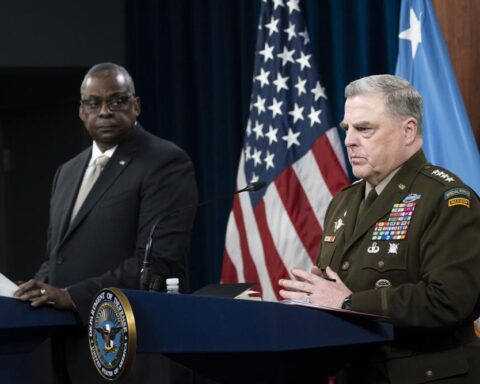 El secretario de Defensa Lloyd Austin (izquierda) y el presidente del Estado Mayor Conjunto, el general Mark Milley, hablan con los reporteros el lunes 23 de mayo de 2022 en Washington. Foto: Alex Brandon/AP.