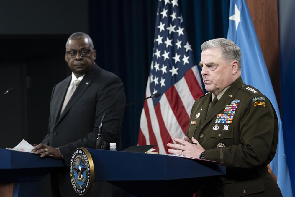 El secretario de Defensa Lloyd Austin (izquierda) y el presidente del Estado Mayor Conjunto, el general Mark Milley, hablan con los reporteros el lunes 23 de mayo de 2022 en Washington. Foto: Alex Brandon/AP.