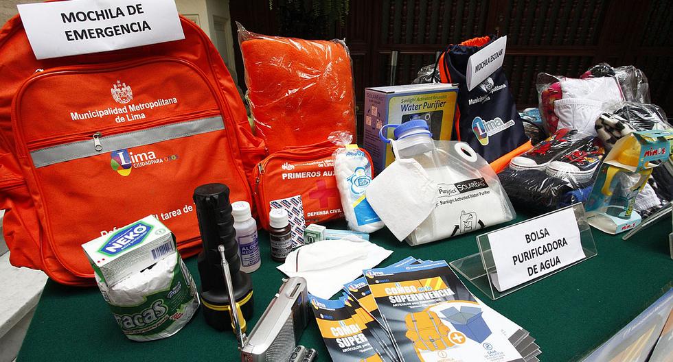 What should an emergency backpack have in case of an earthquake?
