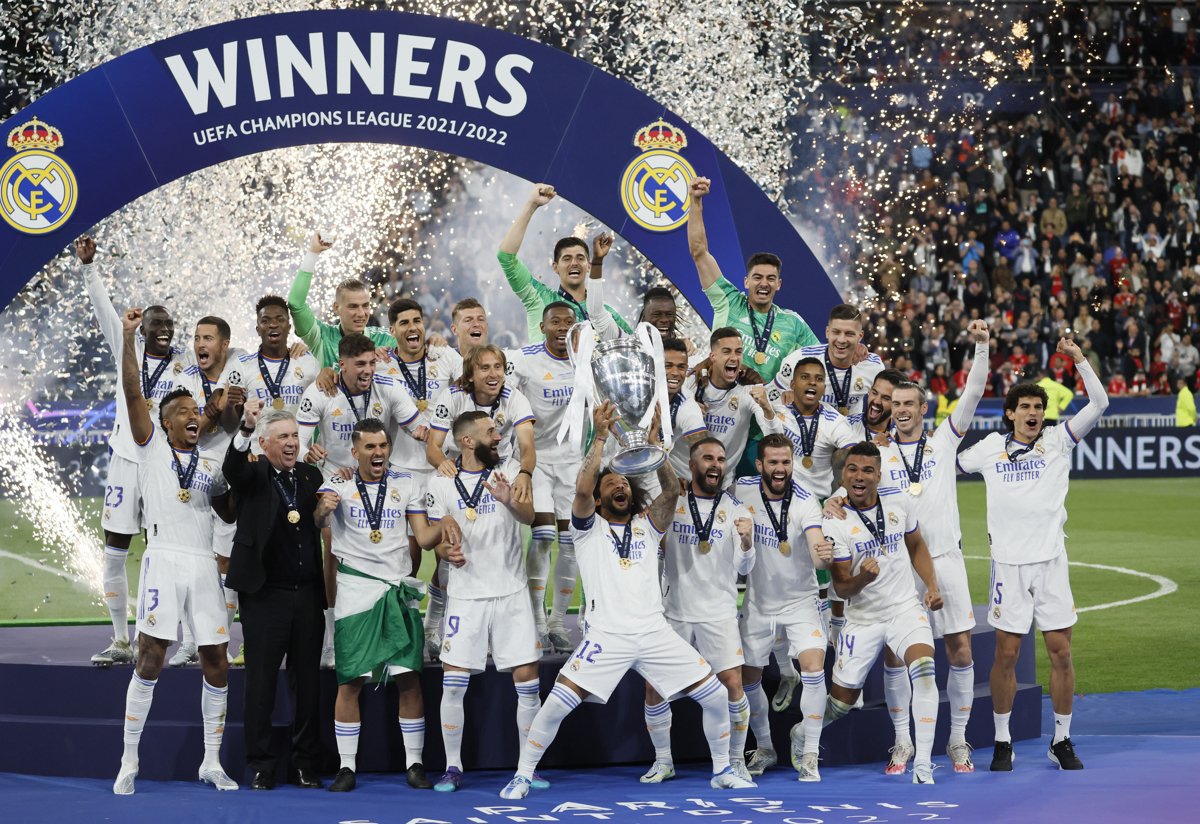 Los jugadores del Real Madrid celebran con el trofeo la victoria ante el Liverpool por 0-1 al término del partido de la final de la Liga de Campeones disputado este sábado en el Estadio de Francia, en Saint-Denis. EFE/JuanJo Martín