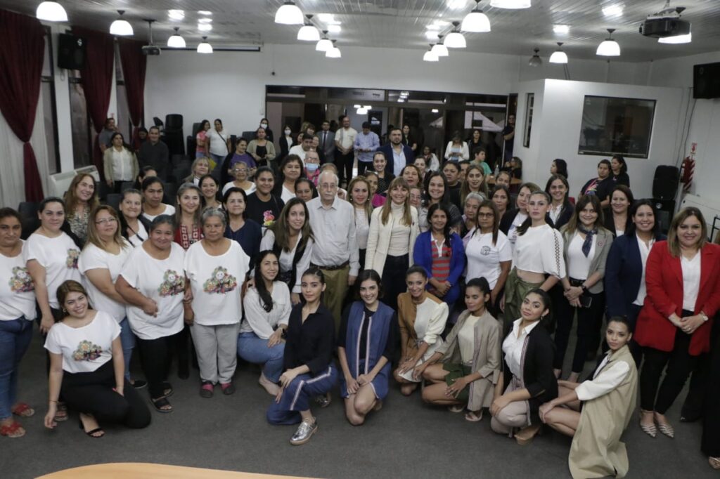 Women from Chacarita and San Francisco are trained in the textile area