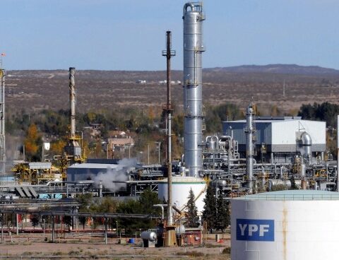 YPF studies locations in Buenos Aires and Río Negro for the LNG production project