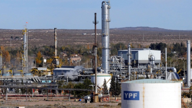 YPF studies locations in Buenos Aires and Río Negro for the LNG production project