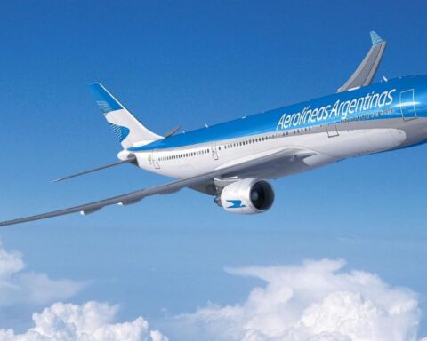 300 thousand passengers will fly with Aerolineas Argentinas during the extra-long weekend