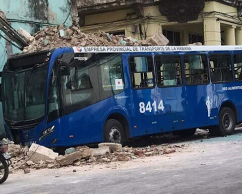 A Japanese bus crashes and partially demolishes a building in Centro Habana