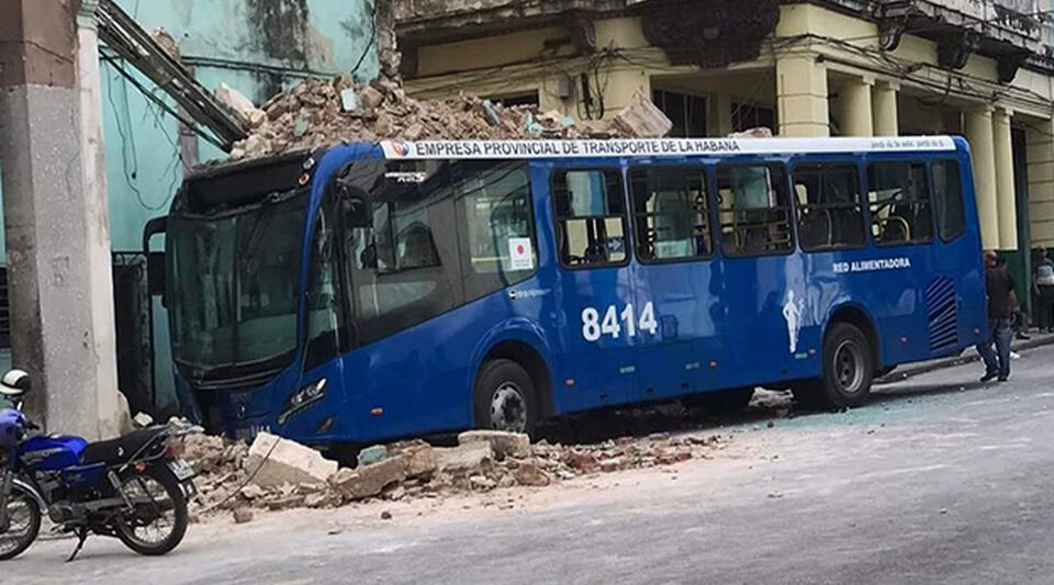 A Japanese bus crashes and partially demolishes a building in Centro Habana