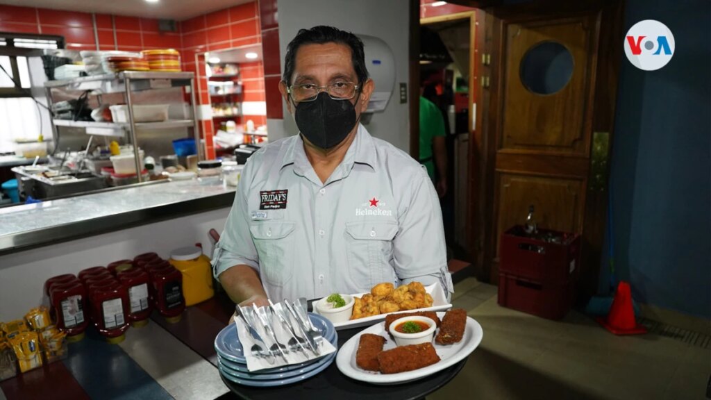 A doctor works as a waiter in Costa Rica: run away and then reinvent himself