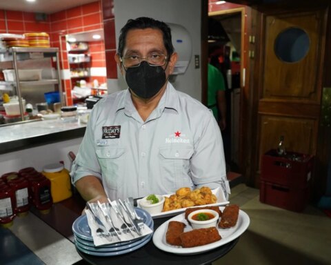 A doctor works as a waiter in Costa Rica: run away and then reinvent himself