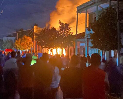 A fire after a blackout destroys six homes in Cuba