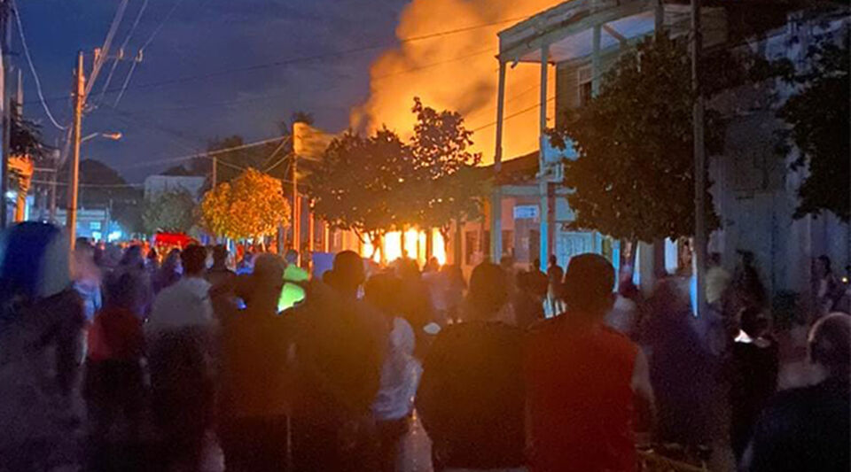 A fire after a blackout destroys six homes in Cuba