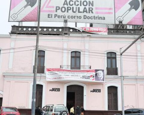 A group violently takes over the premises of Acción Popular after the proclamation of Julio Chávez as general secretary