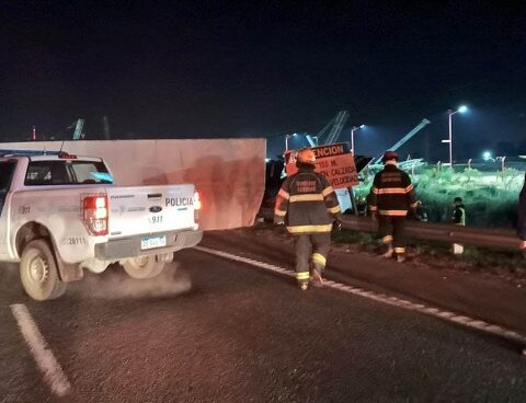 A man died when he missed and overturned his truck on the Panamericana