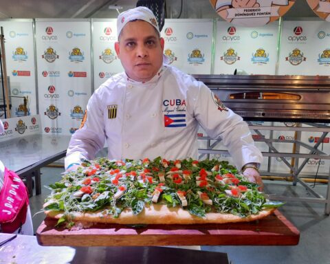 Miguel Sánchez antes de que llegara el momento de conocer los 12 semifinalistas del Campeonato Panamericano de la Pizza, en Buenos Aires. Foto: Lez.