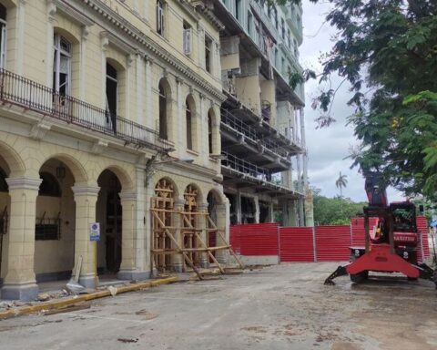 A month after the explosion of the Saratoga hotel, Cubans seek answers