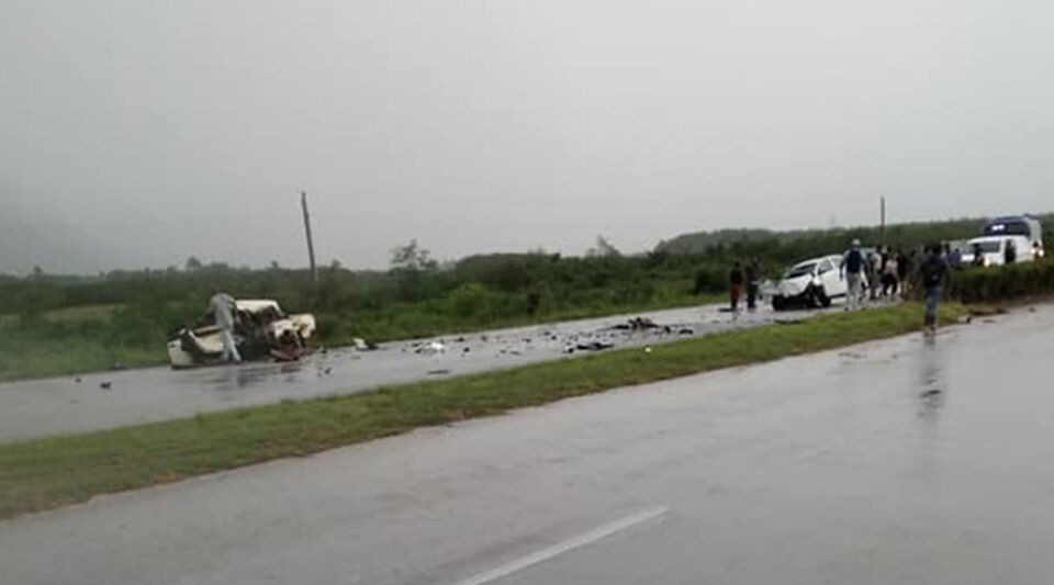 A pothole causes a collision between two cars and leaves two dead in Cienfuegos