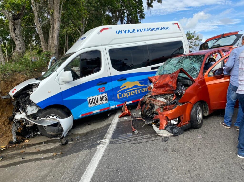 Accident on the Bucaramanga - Bogotá road leaves five people seriously injured