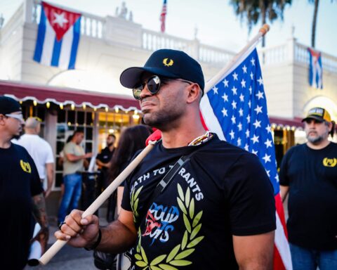 Henry "Enrique" Tarrío, el líder de Proud Boys, durante un mítin en Miami (2021). Foto: CBS News.