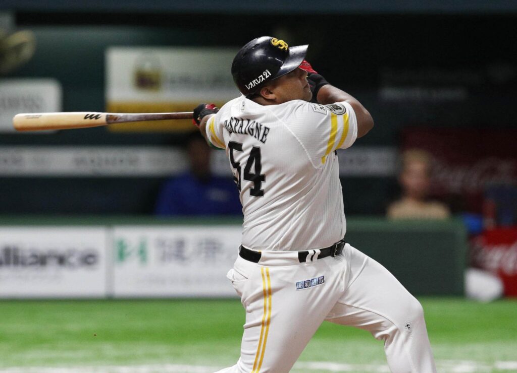 El cubano Alfredo Despaigne conecta un jonrón con los Halcones de Softbank. Foto: The Japan Times / Archivo.