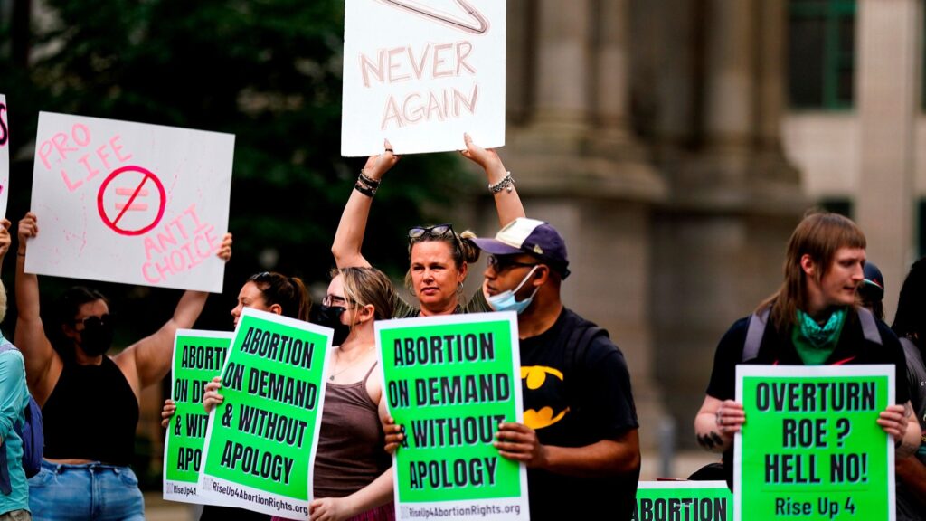 Un grupo de manifestantes se concentra frente a la sede de la Corte Suprema, en Washington, para protestar por la ilegalización del aborto a nivel federal. Foto: AP.