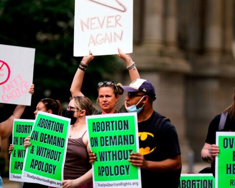 Un grupo de manifestantes se concentra frente a la sede de la Corte Suprema, en Washington, para protestar por la ilegalización del aborto a nivel federal. Foto: AP.