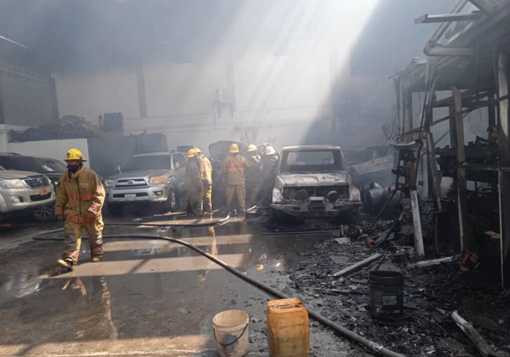 An injured man left a mechanical workshop fire in Lara