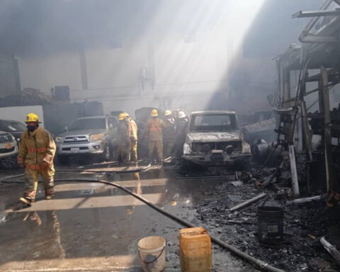An injured man left a mechanical workshop fire in Lara