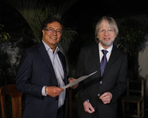 Antanas Mockus publicly announces his support for Gustavo Petro