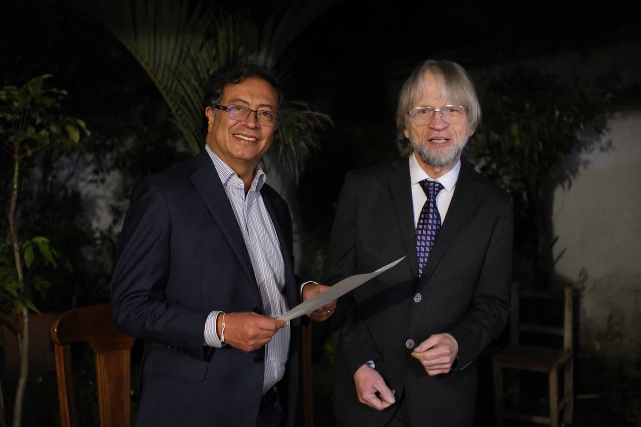 Antanas Mockus publicly announces his support for Gustavo Petro