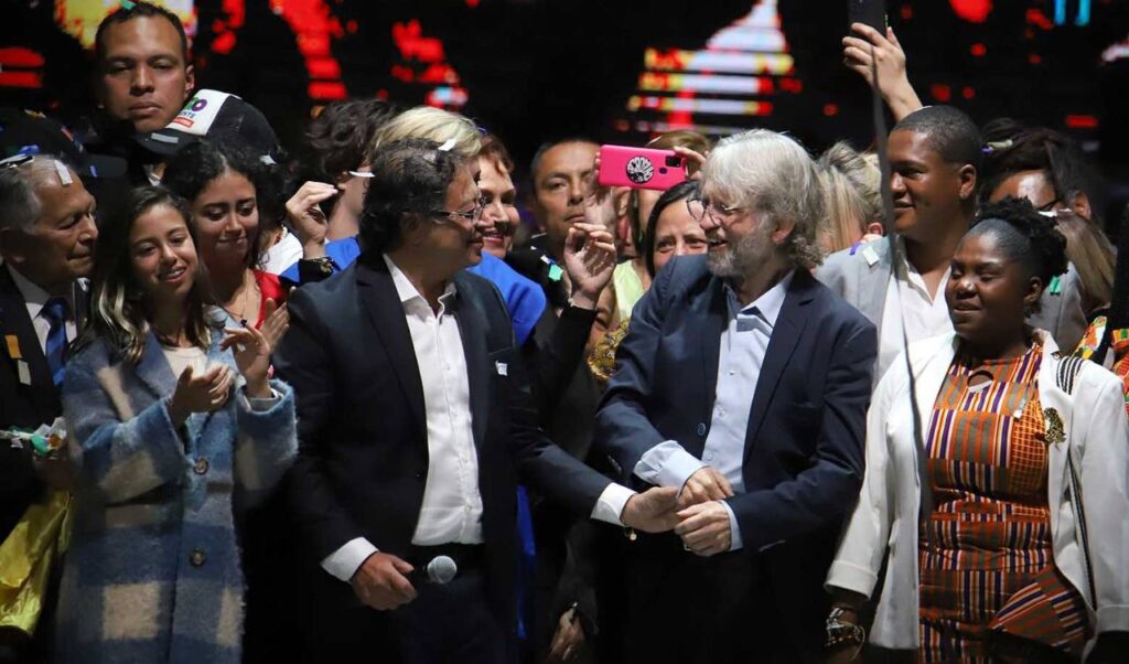 Antanas Mockus reappeared with a hug to Gustavo Petro in the middle of his speech