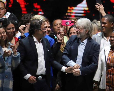 Antanas Mockus reappeared with a hug to Gustavo Petro in the middle of his speech