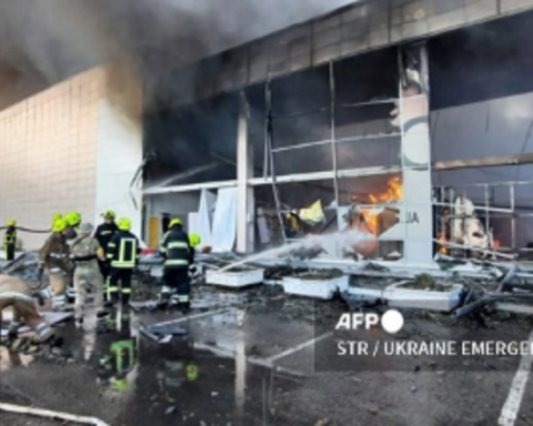 At least 10 dead and more than 40 injured in missile attack on Ukraine shopping mall