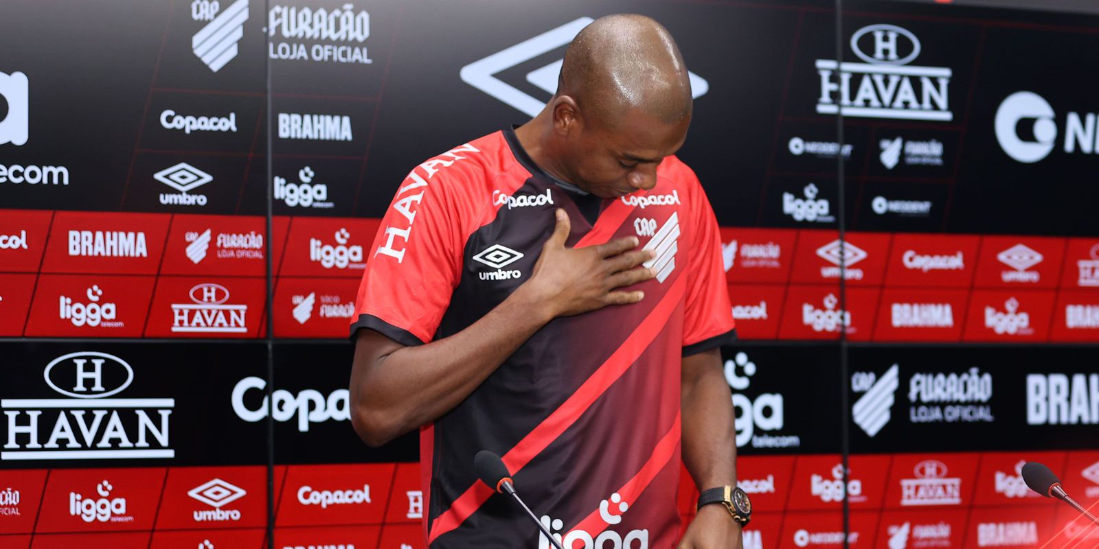 Athletico-PR officially presents the midfielder Fernandinho