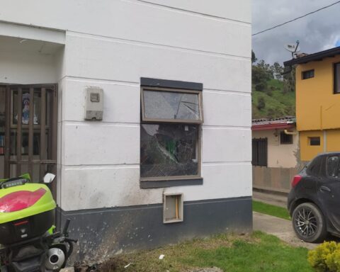 Attack on the Belmira Police Station, Antioquia, left three civilians injured