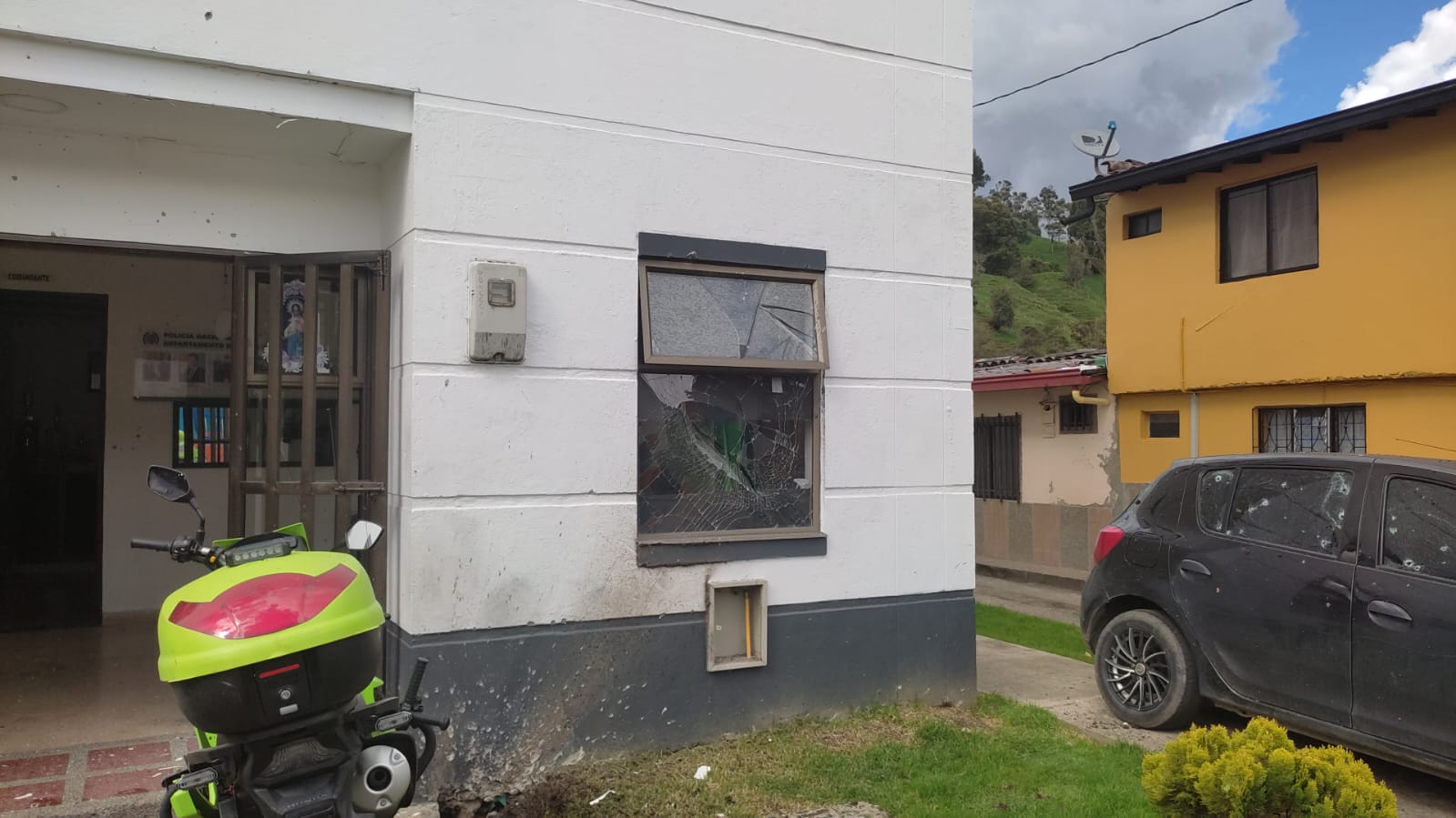 Attack on the Belmira Police Station, Antioquia, left three civilians injured