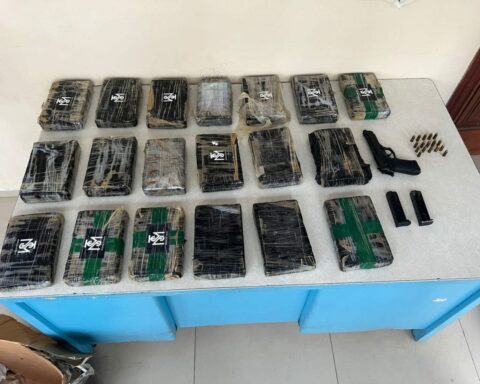 Autoridades arrestan a un hombre con 19 paquetes de presunta cocaína