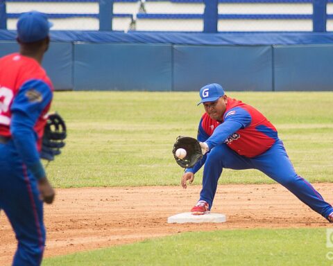 Carlos Benítez, segunda base del equipo de Granma, realiza una jugada en un partido de la 61 Serie Nacional de Béisbol de Cuba. Foto: Otmaro Rodríguez / Archivo OnCuba.