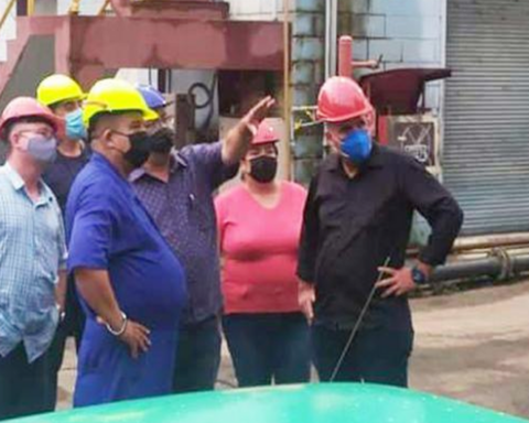 Belts and wide shirts to cover the obesity of Cuban leaders