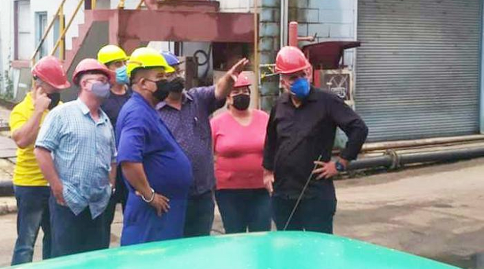 Belts and wide shirts to cover the obesity of Cuban leaders