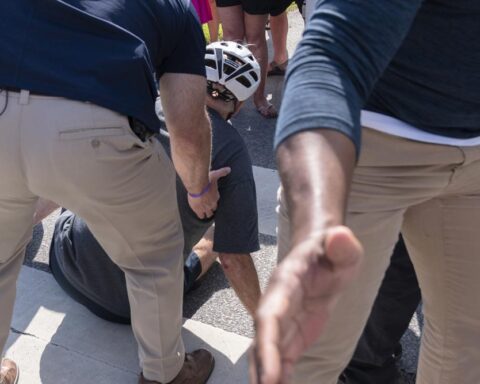 El presidente Biden es ayudado por agentes del Servicio Secreto después de caerse de su bicicleta en Gordons Pond en Rehoboth Beach, Delaware, el sábado 18 de junio de 2022. Foto: Manuel Balce Ceneta/AP.