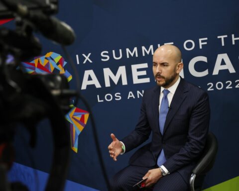 Juan González, asesor del presidente estadounidense Joe Biden y director para Latinoamérica y el Caribe en el Consejo de Seguridad Nacional de la Casa Blanca, es visto durante una entrevista el 10 de junio en el Centro de Convenciones de Los Ángeles, durante la celebración de la Cumbre de las Américas 2022 que reunió a presidentes y líderes de todo el continente. Foto: Alberto Valdes/Efe.