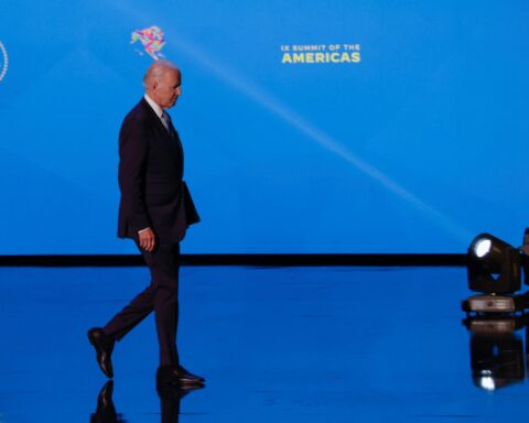 El presidente de los Estados Unidos, Joe Biden, camina en el escenario durante la novena Cumbre de las Américas, en Los Ángeles, California, Estados Unidos, el 8 de junio de 2022. REUTERS/Daniel Becerril