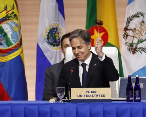 El secretario de Estado de EEUU, Antony Blinken, preside la primera reunión de cancilleres y ministros de Exteriores de los países asistentes a la Cumbre de las Américas, en Los Ángeles (EE.UU.). Foto: Alberto Valdés / EFE.