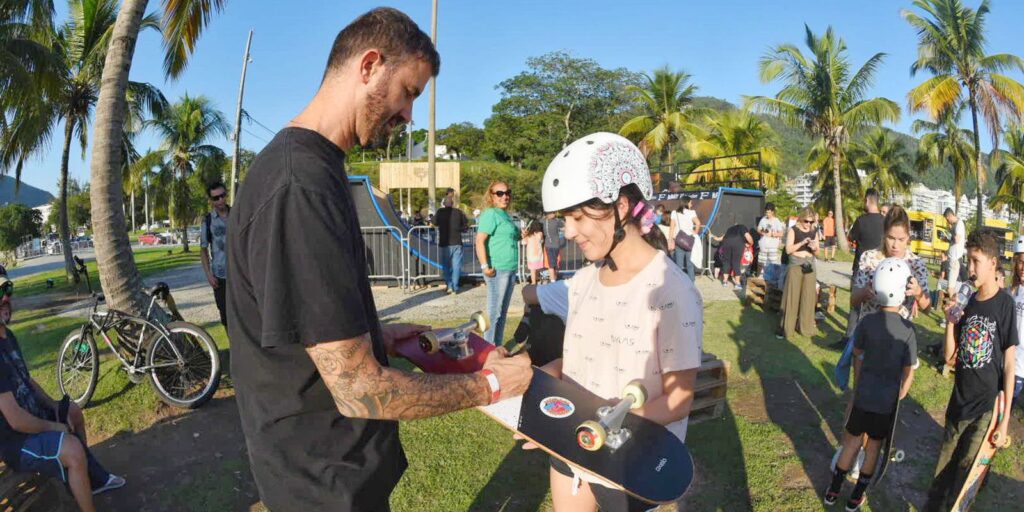 Bob Burnquist offers free skateboarding workshop in Niterói