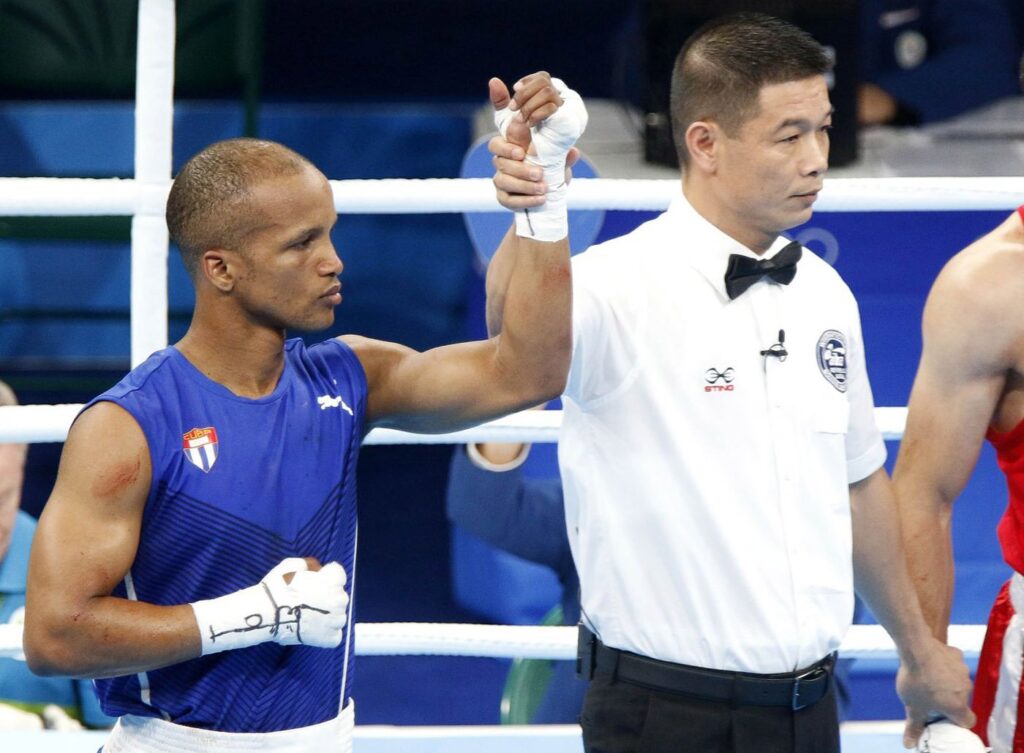 El welter cubano Roniel Iglesias (izq) tras una victoria en los Juegos Olímpicos de Río de Janeiro 2016. Foto: Roberto Morejón / Jit / Archivo.